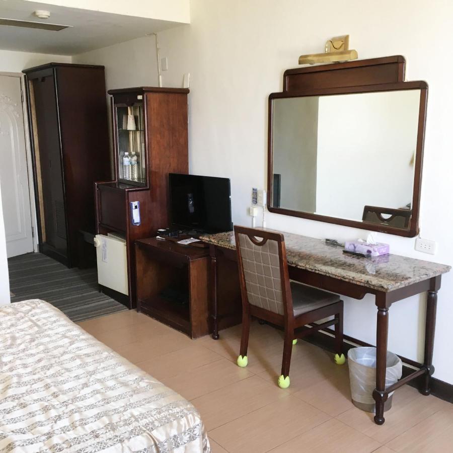 Hotel 文南哥爸妻夫飯店 Tainan Exterior foto